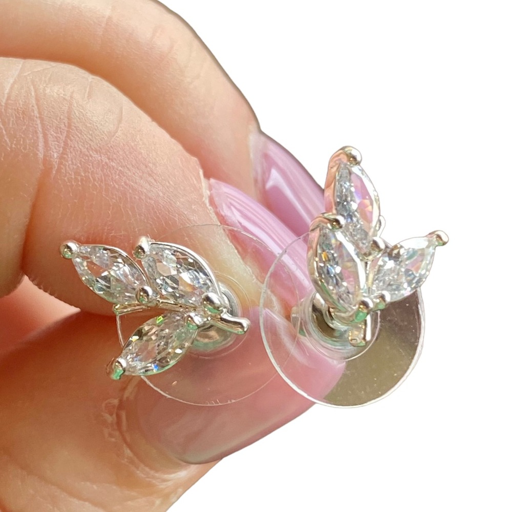 Swarovski Crystal Delicate Elegant 3 Leaf Stud Earrings NWOT